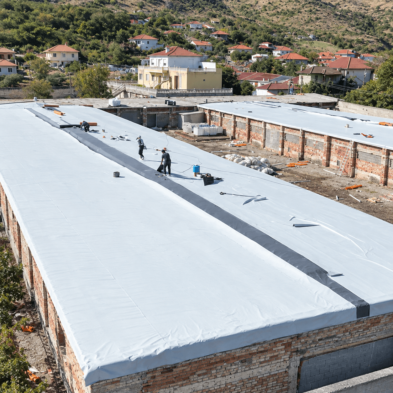 Instalim i membranës PVC mbi çatinë e magazinës në Durrës, 2025