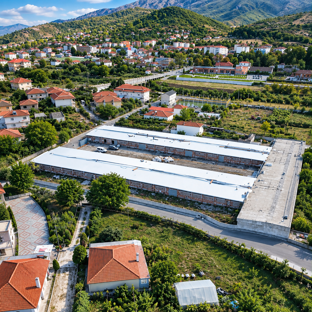 Kompleks magazinash në Durrës me çati të bardhë PVC, 2025