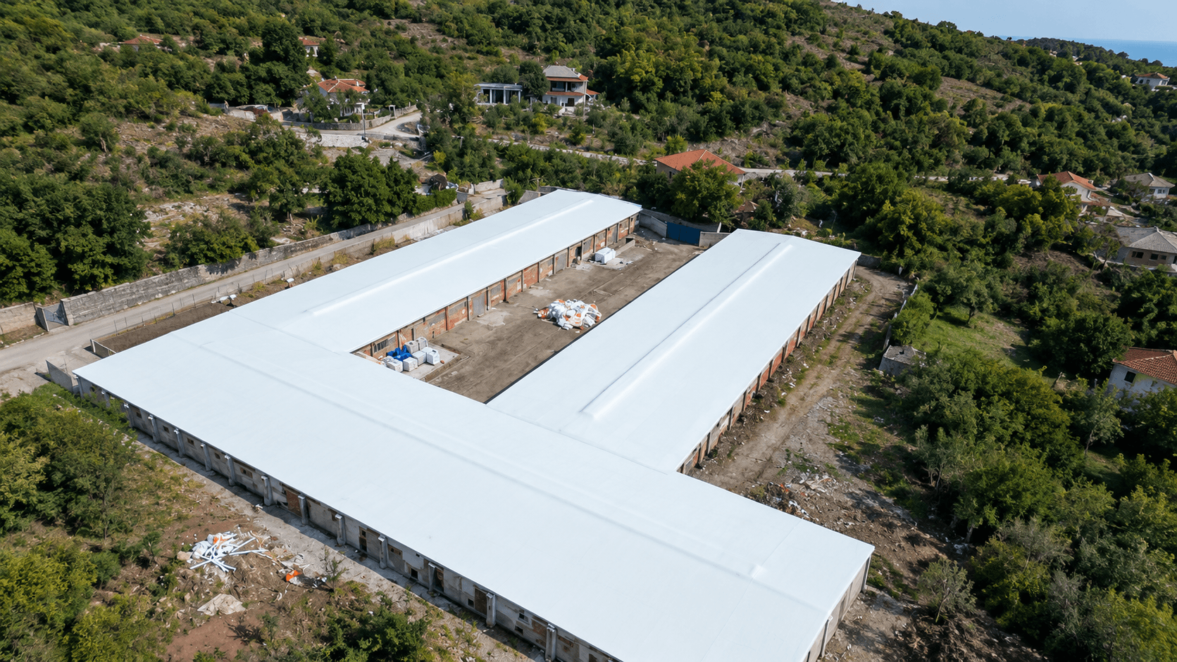 Hidroizolim çatie magazinash në Durrës, pamje nga lart, 2025 Hidroizolim çatie magazinash në Durrës, pamje nga lart, 2025