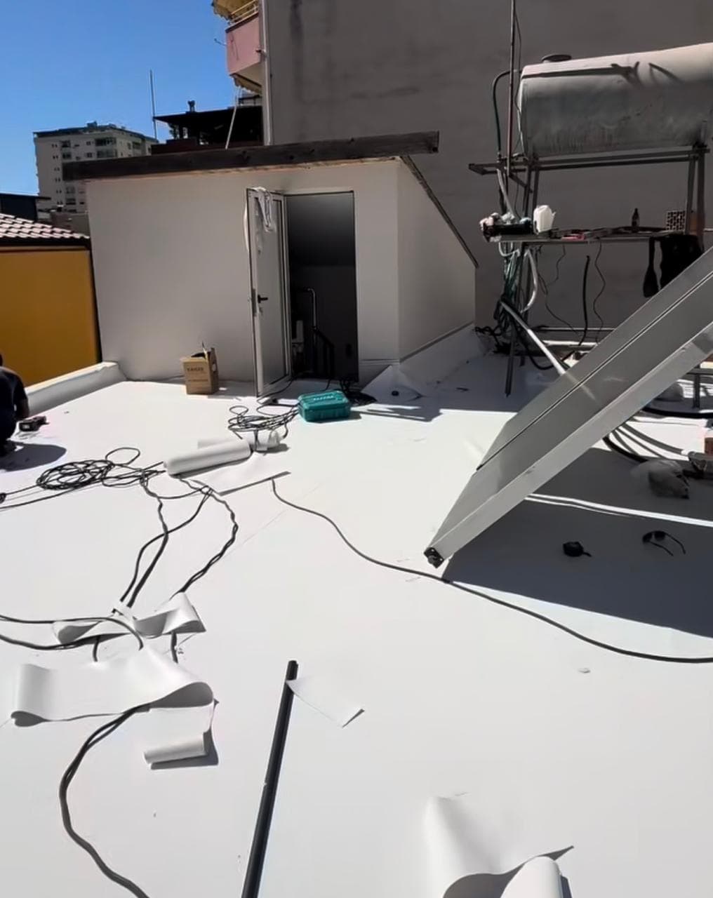 Shtrim i membranës PVC në tarracën e katit të fundit, pallat banimi në Durrës, 2026 Shtrim i membranës PVC në tarracën e katit të fundit, pallat banimi në Durrës, 2026