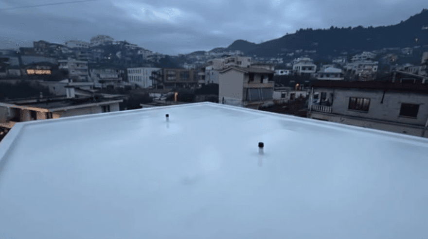 Hidroizolim tarrace me membranë PVC të bardhë, shtëpi private me parapet në Durrës, 2026 Hidroizolim tarrace me membranë PVC të bardhë, shtëpi private me parapet në Durrës, 2026